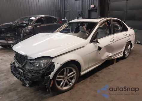 2013 Mercedes-Benz C 250 Luxury/Sport z USA, uszkodzony, nr VIN WDDGF4HB1DR279038